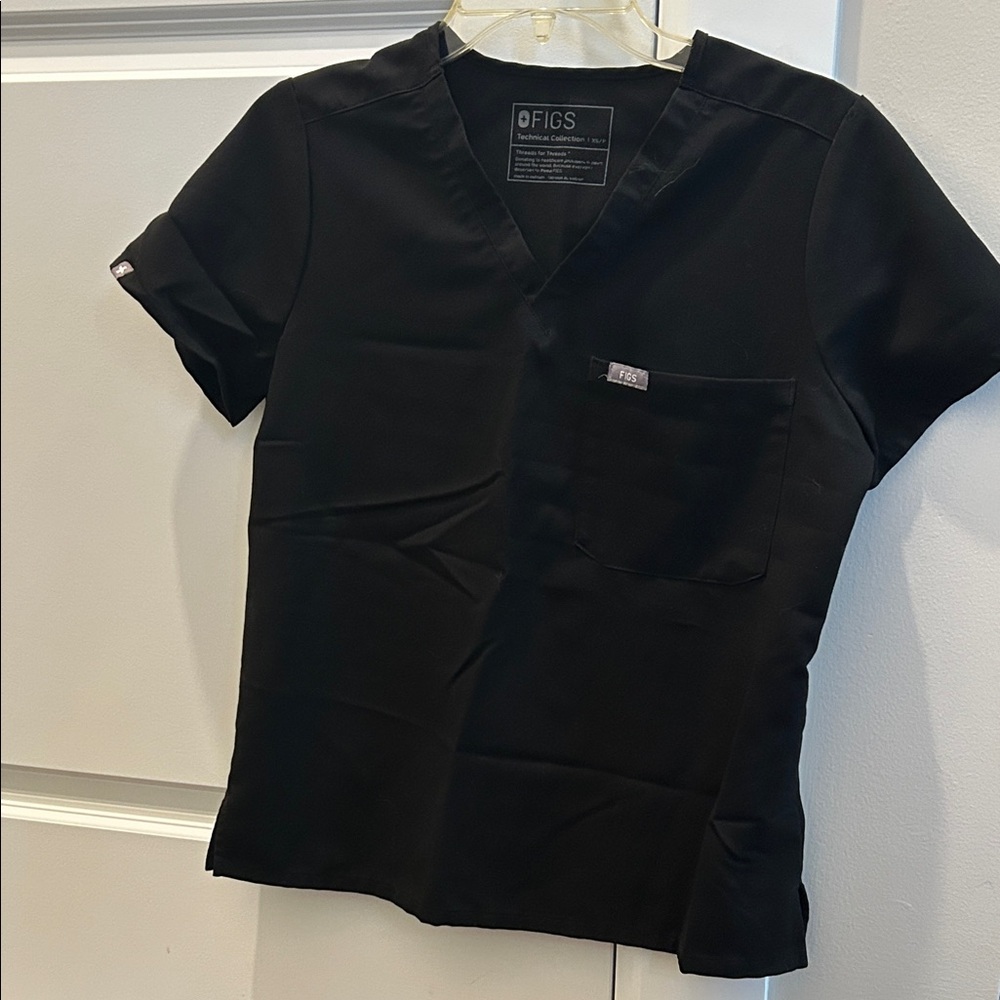 FIGS Catarina one pocket Black V-Neck Scrub Top